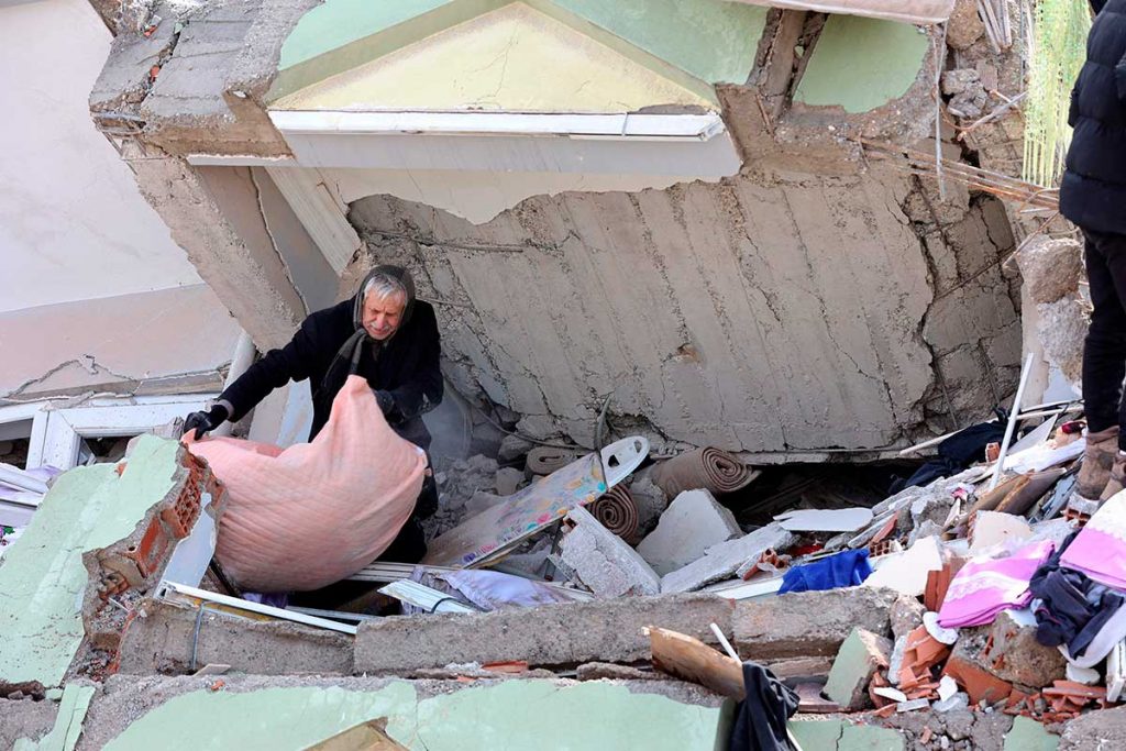 la_gente_en_turquia_tras_el_terremoto.jpg